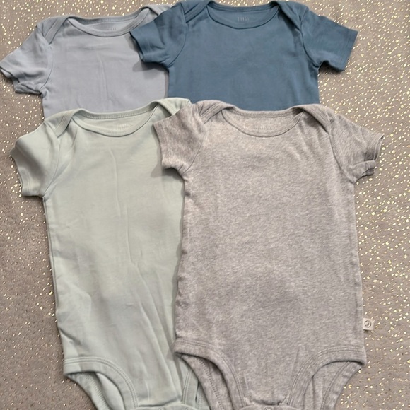 bundle of 4 onesies - Picture 2 of 4